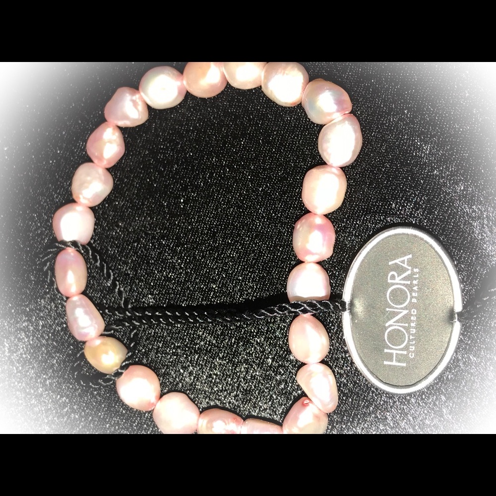 Honora freshwater cultured pearl bracelet.